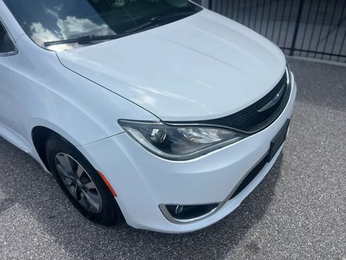 Used 2020 Chrysler Pacifica Touring-L Plus FWD image 2
