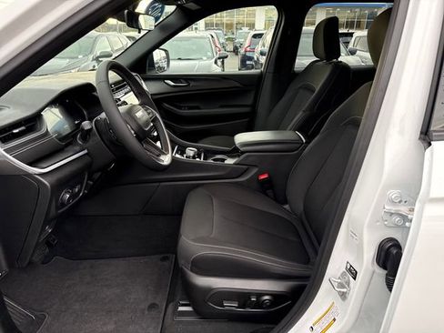 Used 2025 Jeep Grand Cherokee Laredo image 17