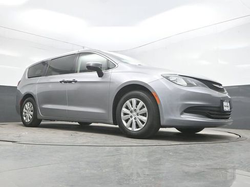 Used 2020 Chrysler Voyager L FWD image 31