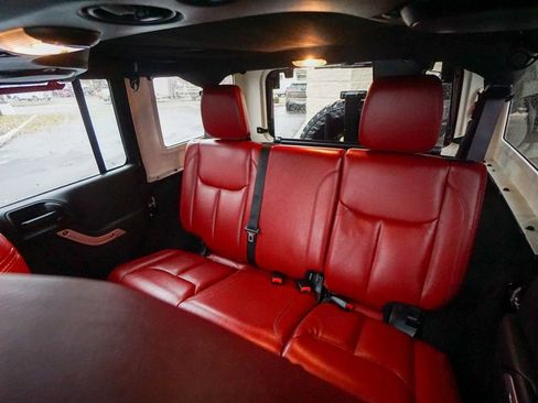 Used 2013 Jeep Wrangler Unlimited Rubicon image 27