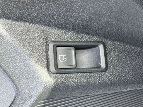 Used 2022 Volkswagen Taos SE w/ Panoramic Sunroof Package FWD image 31