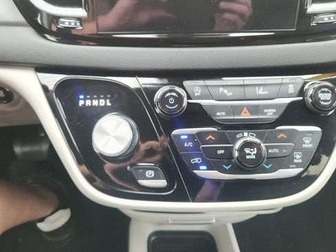 Used 2024 Chrysler Pacifica Touring-L FWD image 18