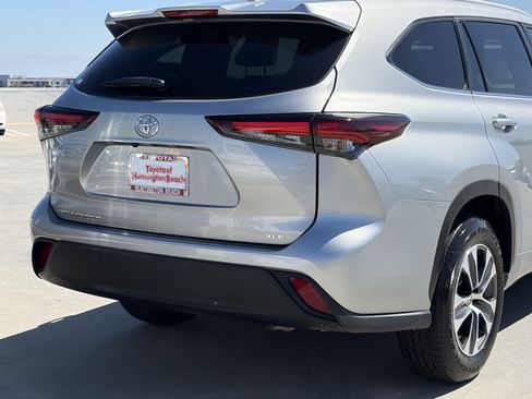 Certified 2024 Toyota Highlander XLE FWD image 3