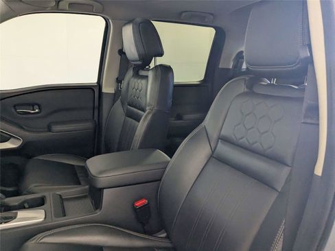 Used 2022 Nissan Frontier SV w/ SV Premium Package image 12