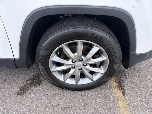 Used 2018 Jeep Cherokee Limited AWD/4WD image 36