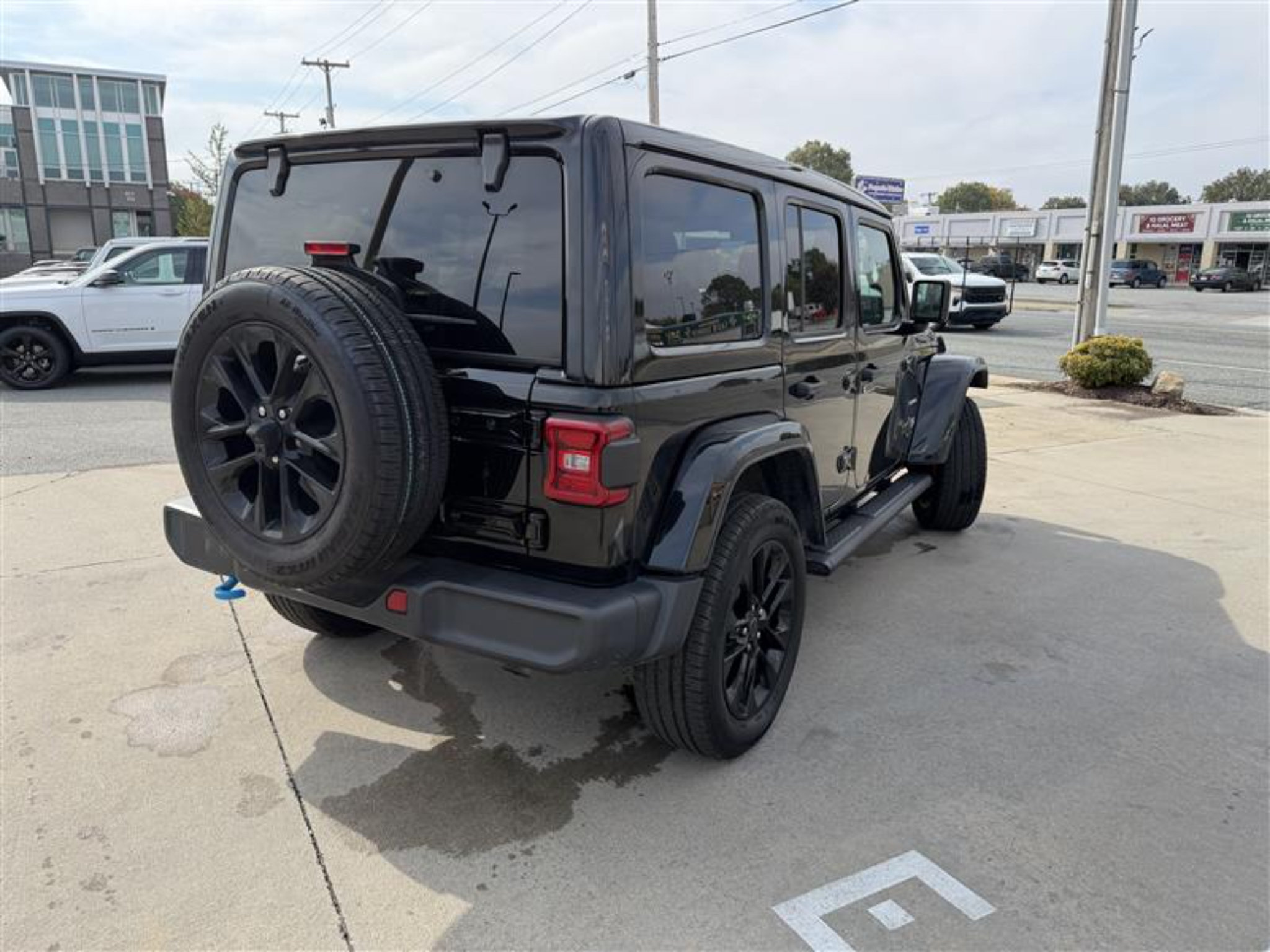 Used 2024 Jeep Wrangler Unlimited Sahara w/ Technology Group AWD/4WD image 8