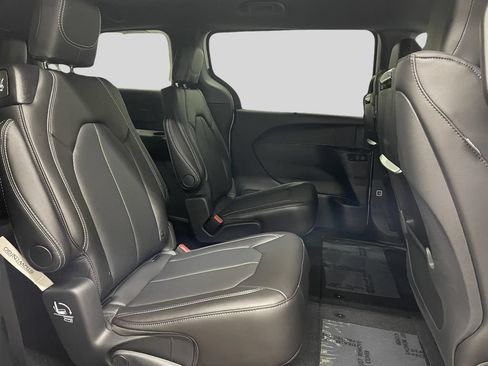 New 2026 Chrysler Pacifica Select AWD/4WD image 10