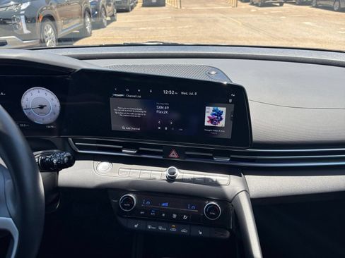 Used 2025 Hyundai Elantra SEL FWD image 17
