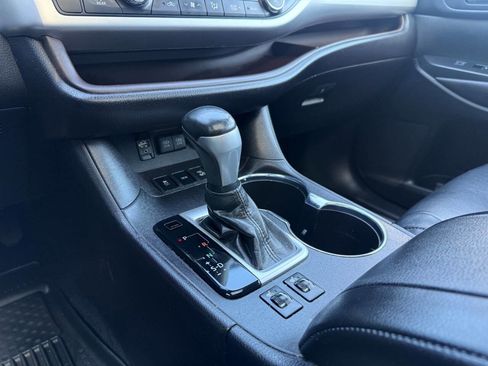 Used 2018 Toyota Highlander XLE AWD/4WD image 19