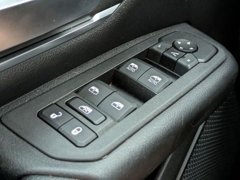 Used 2025 RAM 1500 4x4 Crew Cab image 26