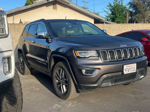 Used 2018 Jeep Grand Cherokee Limited w/ Luxury Group II image 2