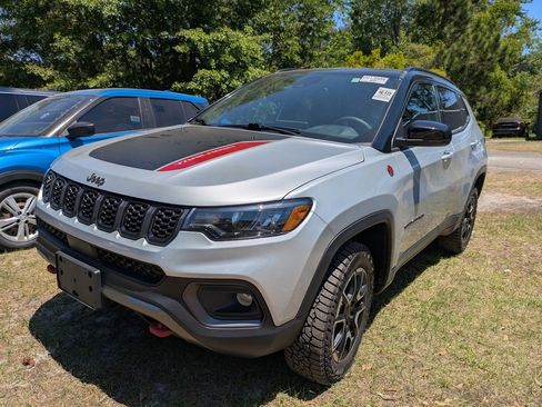 Used 2025 Jeep Compass Trailhawk AWD/4WD image 4