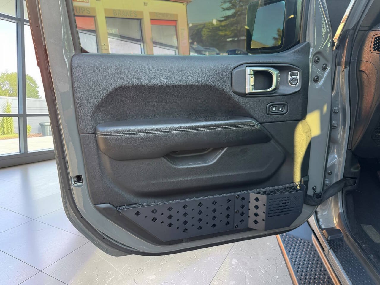Used 2018 Jeep Wrangler Unlimited Sahara w/ LED Lighting Group AWD/4WD image 16