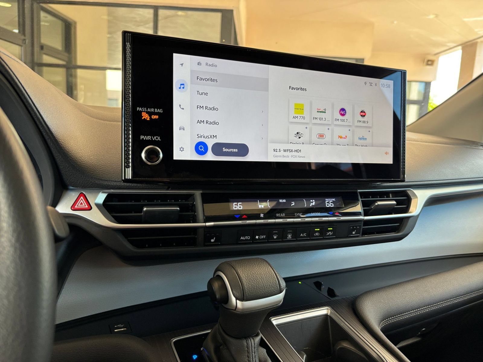 Used 2025 Toyota Sienna XLE FWD image 16