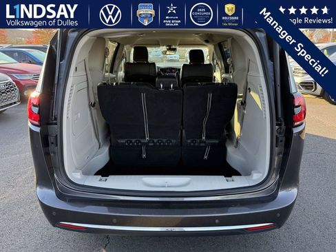 Used 2023 Chrysler Pacifica Touring-L image 15