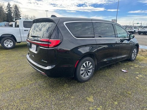Used 2023 Chrysler Pacifica Touring-L image 2