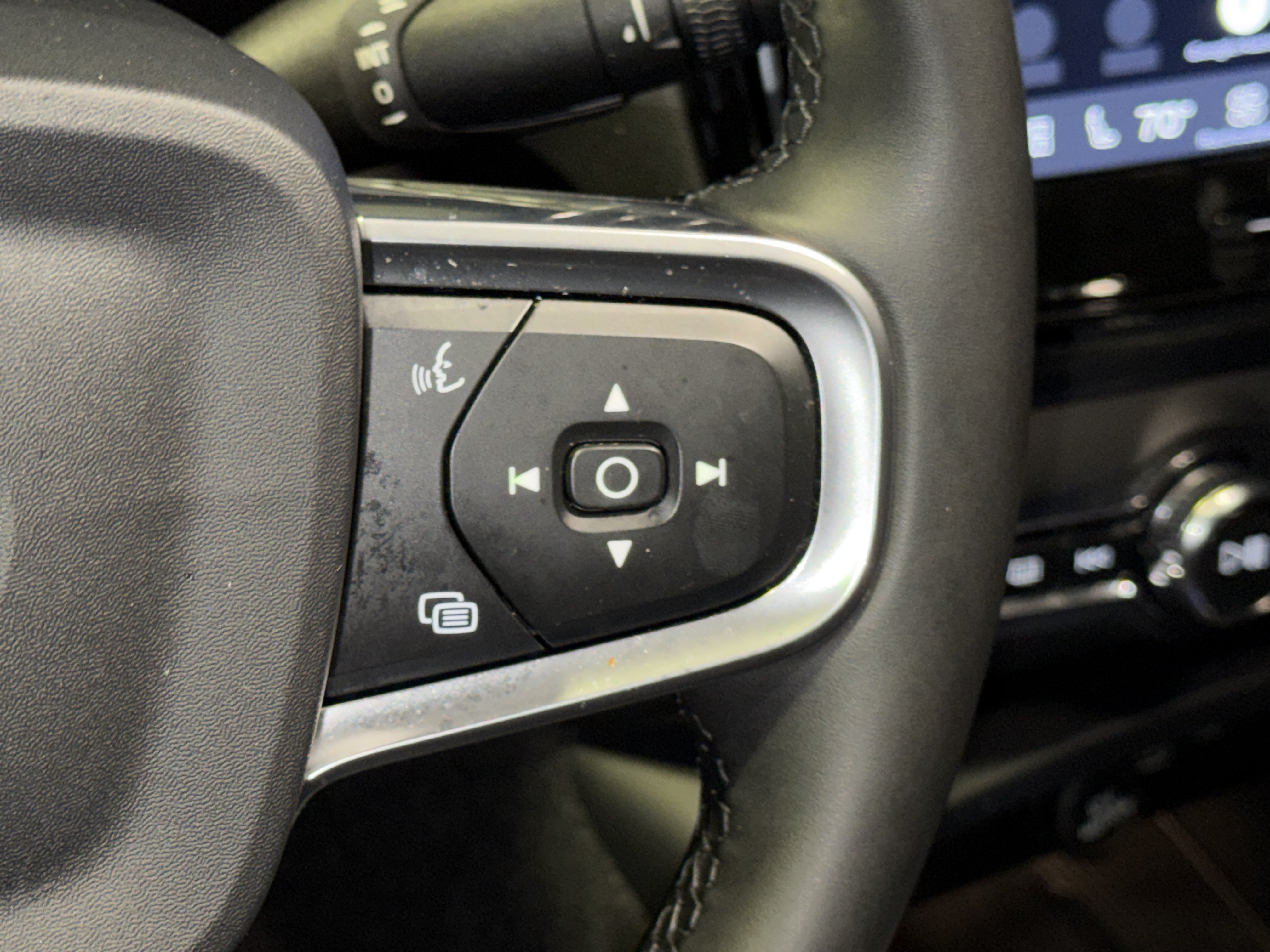 Certified 2025 Volvo XC40 B5 Plus AWD/4WD image 14