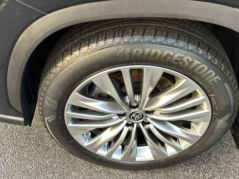 Used 2024 Toyota Highlander Platinum AWD/4WD image 36