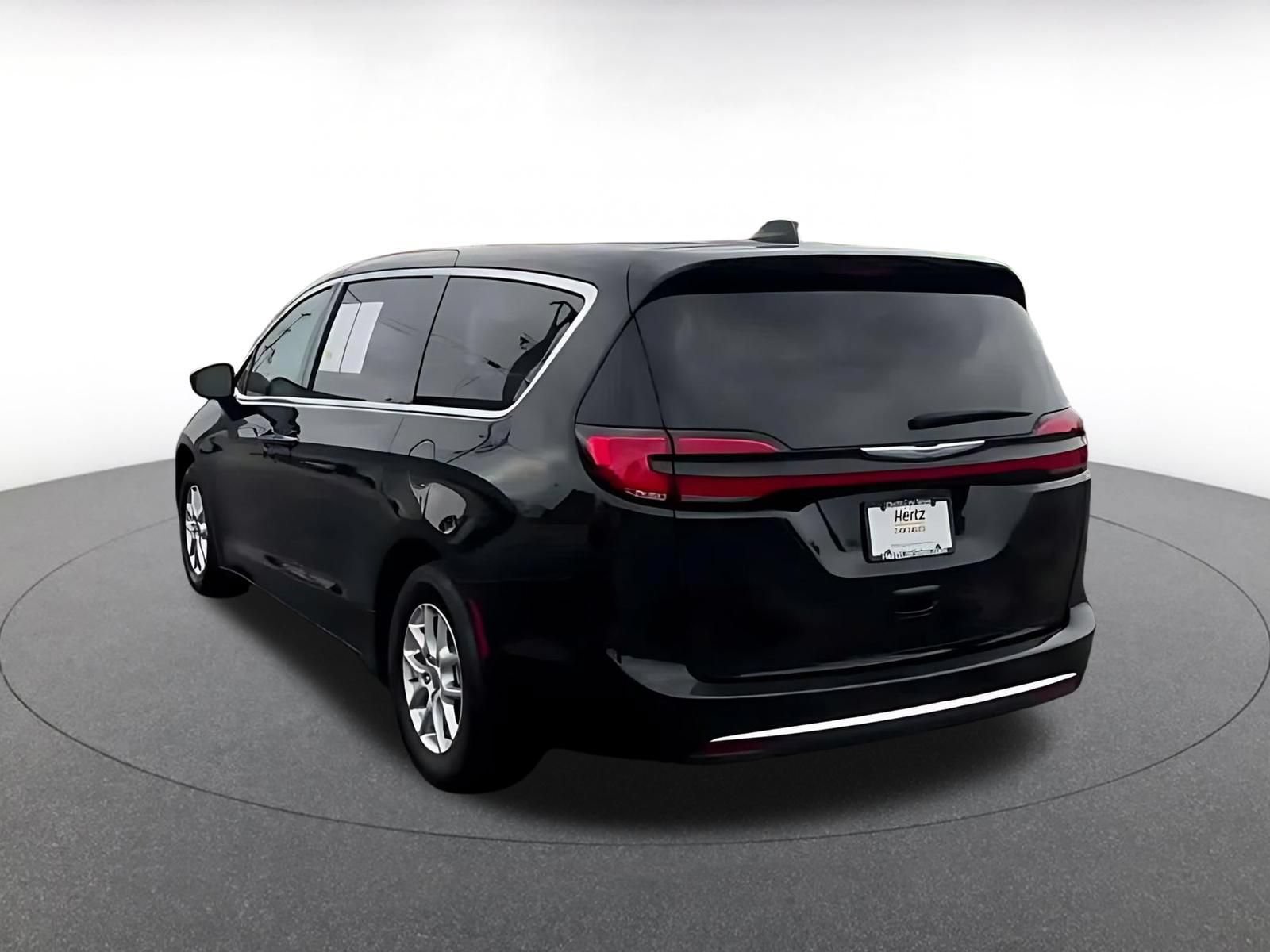 Used 2025 Chrysler Pacifica Select FWD image 10