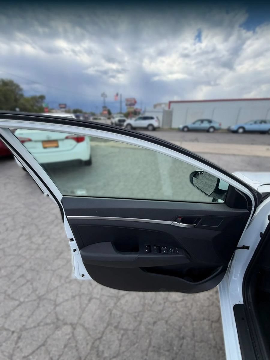 Used 2019 Hyundai Elantra SE w/ Cargo Package FWD image 9