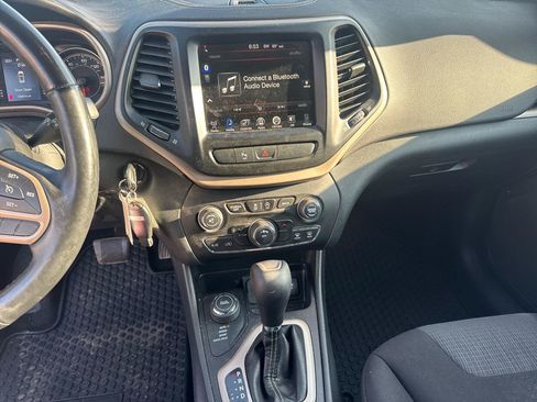 Used 2017 Jeep Cherokee Latitude w/ Safety/Convenience Group AWD/4WD image 10