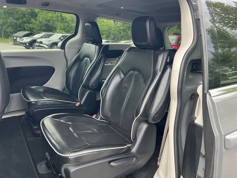 Used 2022 Chrysler Pacifica Limited FWD image 25