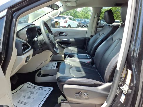 Used 2023 Chrysler Pacifica Touring-L FWD image 16