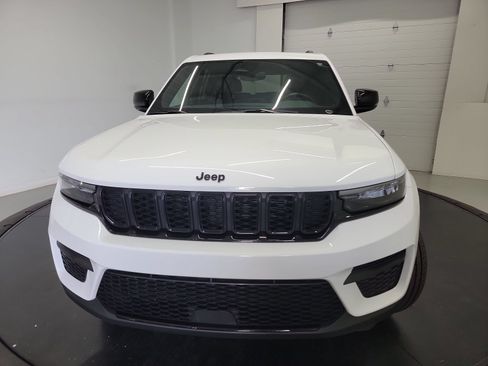 Used 2022 Jeep Grand Cherokee Altitude AWD/4WD image 2