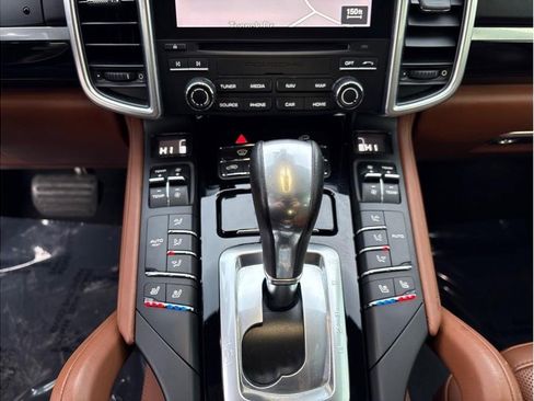 Used 2017 Porsche Cayenne Platinum Edition image 21