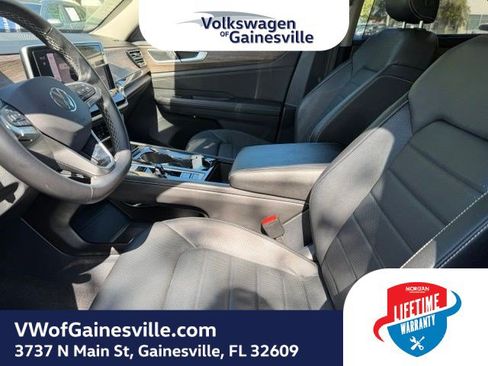 Used 2025 Volkswagen Atlas SEL AWD/4WD image 18