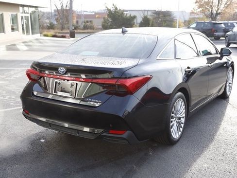 Used 2021 Toyota Avalon Limited image 3