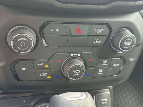 Used 2023 Jeep Renegade Latitude AWD/4WD image 24