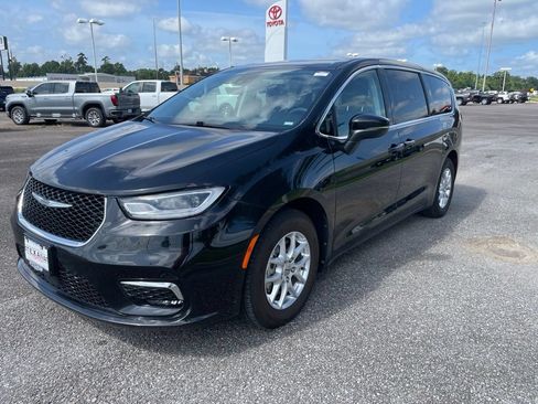 Used 2023 Chrysler Pacifica Touring-L FWD image 3
