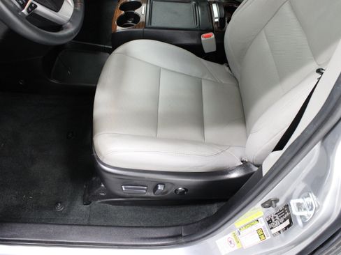 Used 2017 Toyota Sienna Limited FWD image 15