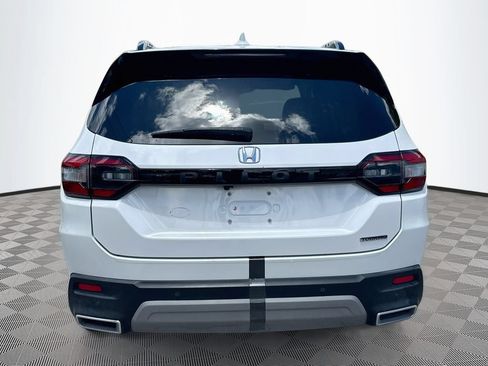 Used 2025 Honda Pilot Touring image 7