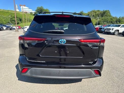 Used 2021 Toyota Highlander XLE AWD/4WD image 19