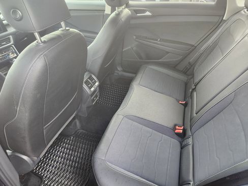 Certified 2025 Volkswagen Taos SE image 21