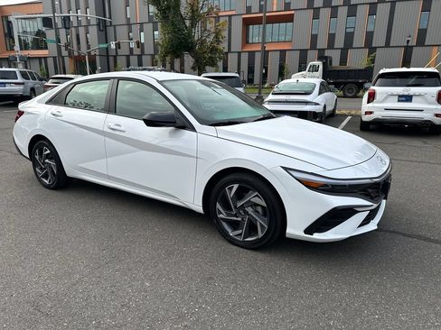 Certified 2025 Hyundai Elantra SEL FWD image 8