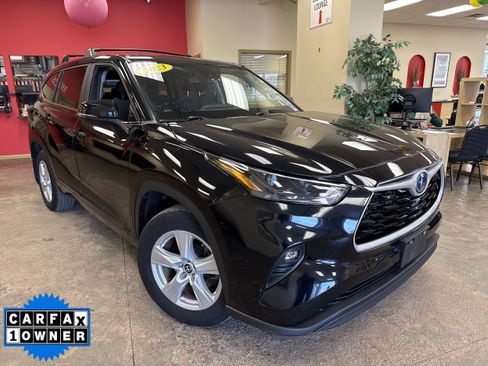 Used 2023 Toyota Highlander LE AWD/4WD image 1