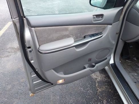 Used 2010 Toyota Sienna LE FWD image 11