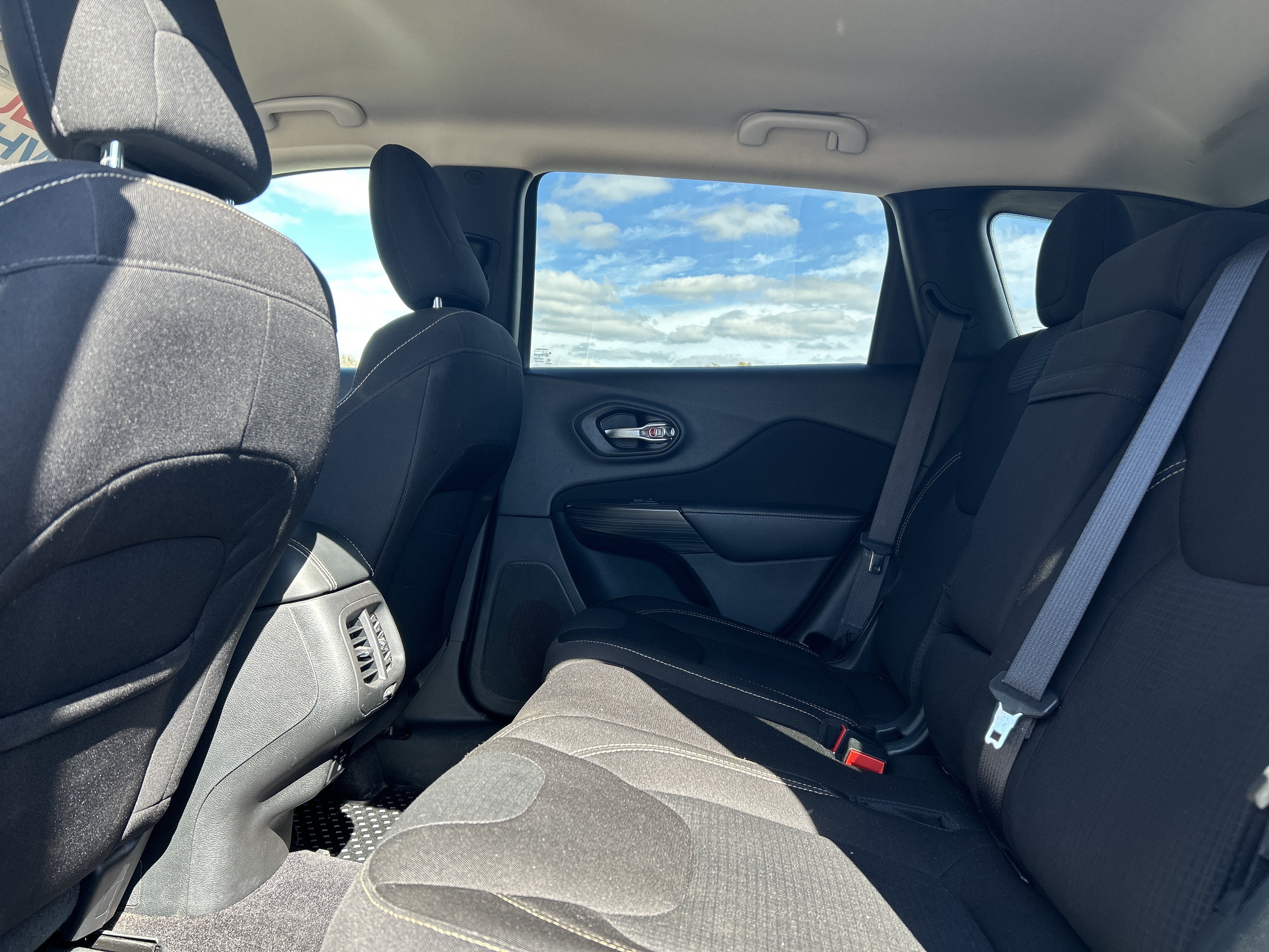Used 2017 Jeep Cherokee Latitude w/ Cold Weather Group AWD/4WD image 11