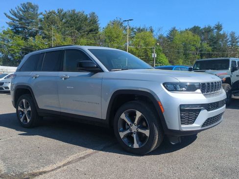 New 2026 Jeep Grand Cherokee Limited w/ Luxury Tech Group II AWD/4WD image 2