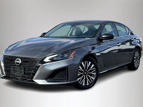 Used 2024 Nissan Altima 2.5 SV image 3