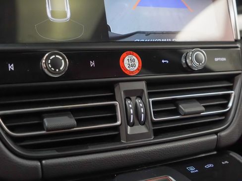 Certified 2025 Porsche Macan image 32