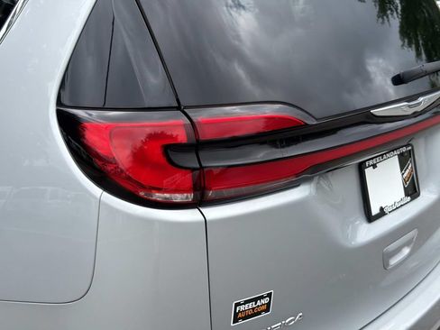 Used 2022 Chrysler Pacifica Touring-L FWD image 12