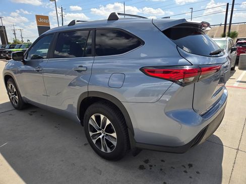 Used 2023 Toyota Highlander XLE FWD image 5