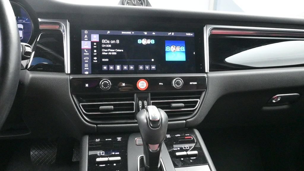 Certified 2023 Porsche Macan AWD/4WD image 11