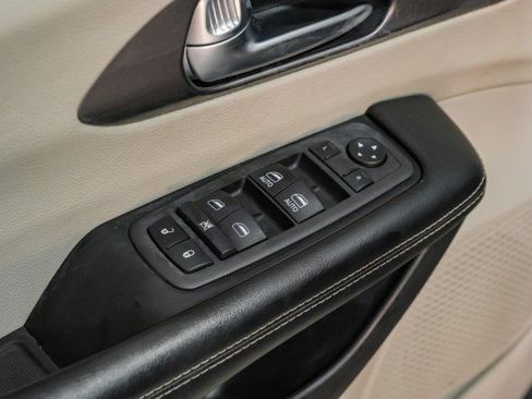 Used 2022 Chrysler Pacifica Touring-L image 36