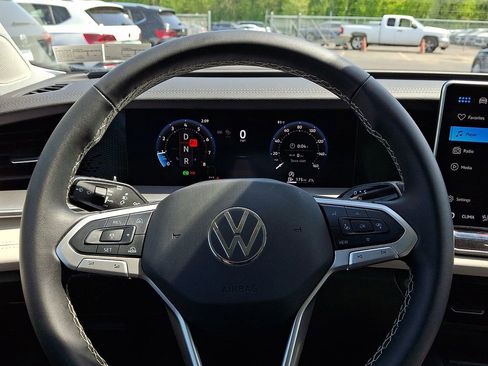 Certified 2025 Volkswagen Tiguan SE AWD/4WD image 17