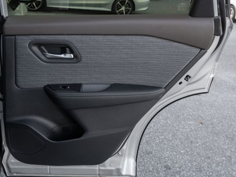 Used 2023 Nissan Rogue SV image 33